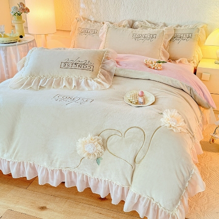 91家纺网 家纺一手货源 找家纺 （总）2025秋冬新款230g法式公主粉少女心牛奶绒四件套法莱绒金貂绒兔兔绒牛奶绒床裙款四件套蝴蝶花床盖款四件套