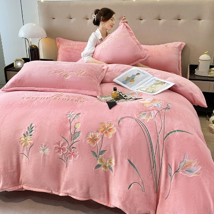 91家纺网 家纺一手货源 找家纺 （总）漫布云2025大版花卉牛奶绒四件套小香风高克重加厚兔毛绒240g牛奶绒工艺款刺绣花四件套婴儿宝宝兔兔绒法莱金貂绒刺绣花四件套