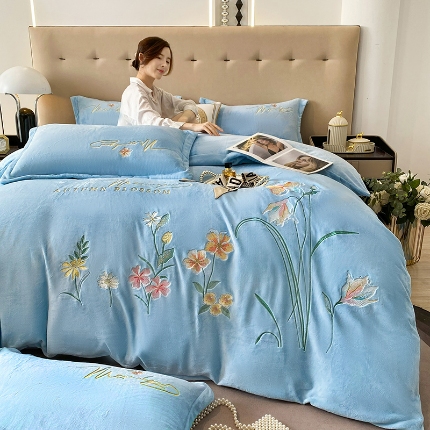 91家纺网 家纺一手货源 找家纺 （总）漫布云2025大版花卉牛奶绒四件套小香风高克重加厚兔毛绒240g牛奶绒工艺款刺绣花四件套婴儿宝宝兔兔绒法莱金貂绒刺绣花四件套