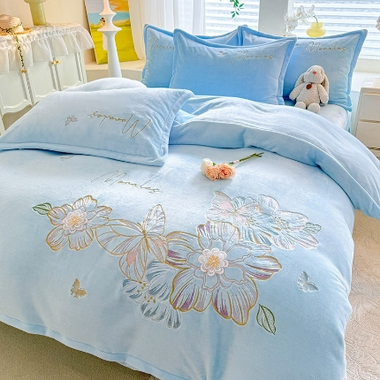 91家纺网 家纺一手货源 找家纺 （总）漫布云2025大版花卉牛奶绒四件套小香风高克重加厚兔毛绒240g牛奶绒工艺款刺绣花四件套婴儿宝宝兔兔绒法莱金貂绒刺绣花四件套