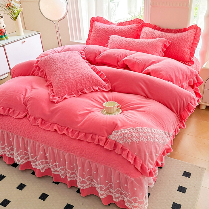 91家纺网 家纺一手货源 找家纺 2025秋冬新款220g全消光牛奶绒床盖四件套12斤重加厚婴儿绒法莱绒床裙款床盖款四件套  浪漫花语—豆沙红