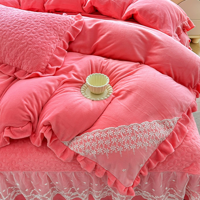 91家纺网 家纺一手货源 找家纺 2025秋冬新款220g全消光牛奶绒床盖四件套12斤重加厚婴儿绒法莱绒床裙款床盖款四件套  浪漫花语—豆沙红