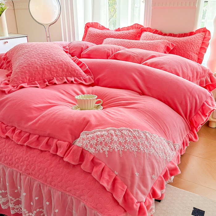 91家纺网 家纺一手货源 找家纺 2025秋冬新款220g全消光牛奶绒床盖四件套12斤重加厚婴儿绒法莱绒床裙款床盖款四件套  浪漫花语—豆沙红