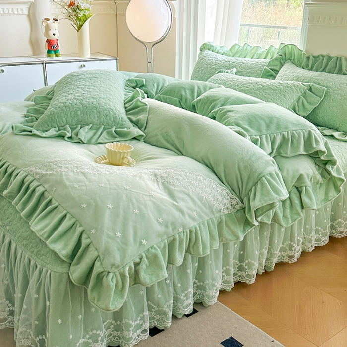 91家纺网 家纺一手货源 找家纺 2025秋冬新款220g全消光牛奶绒床盖四件套12斤重加厚婴儿绒法莱绒床裙款床盖款四件套   浪漫花语—新芽绿 