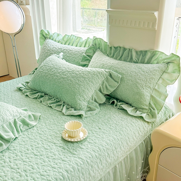 91家纺网 家纺一手货源 找家纺 2025秋冬新款220g全消光牛奶绒床盖四件套12斤重加厚婴儿绒法莱绒床裙款床盖款四件套   浪漫花语—新芽绿 