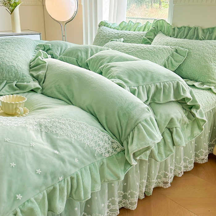 91家纺网 家纺一手货源 找家纺 2025秋冬新款220g全消光牛奶绒床盖四件套12斤重加厚婴儿绒法莱绒床裙款床盖款四件套   浪漫花语—新芽绿 