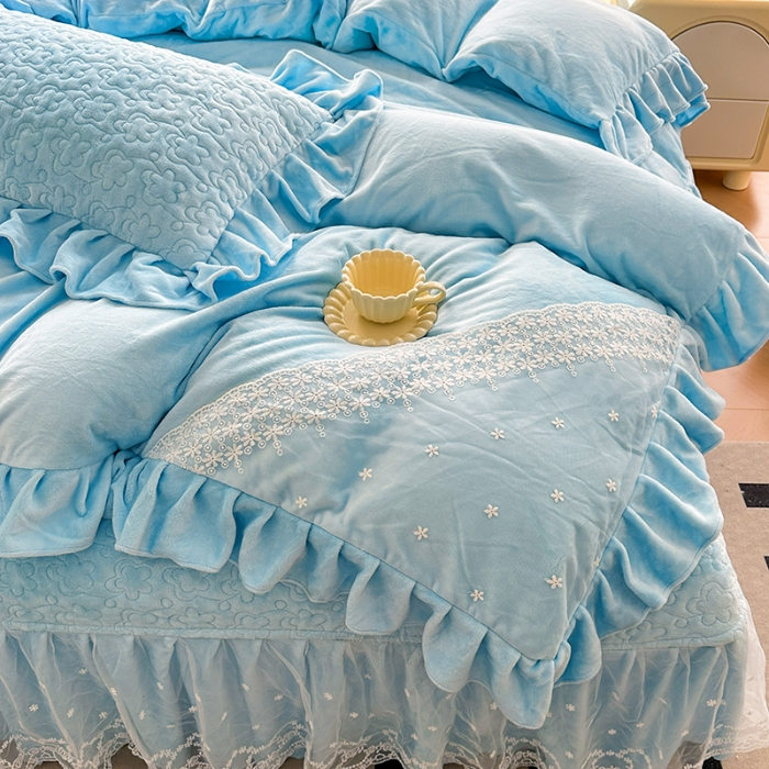 91家纺网 家纺一手货源 找家纺 2025秋冬新款220g全消光牛奶绒床盖四件套12斤重加厚婴儿绒法莱绒床裙款床盖款四件套 浪漫花语—婴儿蓝  