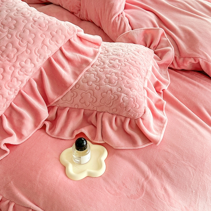 91家纺网 家纺一手货源 找家纺 2025秋冬新款220g全消光牛奶绒床盖四件套12斤重加厚婴儿绒法莱绒床裙款床盖款四件套 浪漫花语—樱花粉