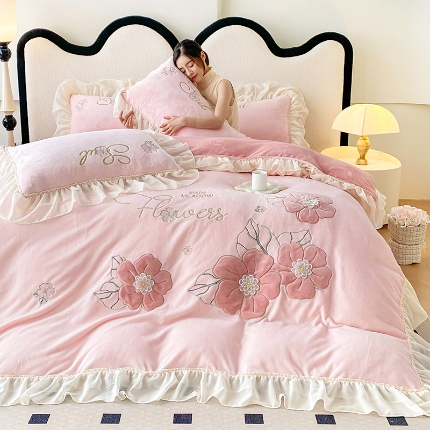 91家纺网 家纺一手货源 找家纺 （总）2025秋冬新款9斤重法式公主风高克重牛奶绒四件套刺绣贴布绣牛奶绒床裙款四件套床盖款四件套