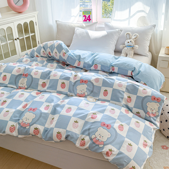 91家纺网 家纺一手货源 找家纺 帛织澜 2025新款全棉被套喷气12868系列纯棉单被套（预留缩水） 草莓小熊-兰