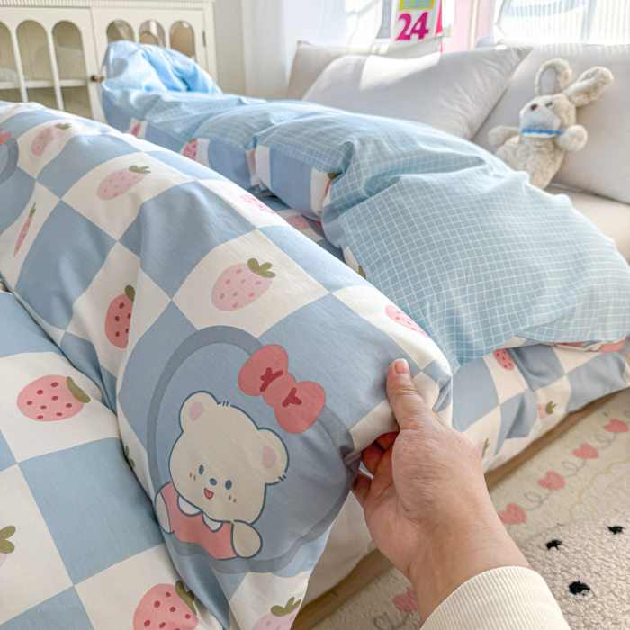 91家纺网 家纺一手货源 找家纺 帛织澜 2025新款全棉被套喷气12868系列纯棉单被套（预留缩水） 草莓小熊-兰