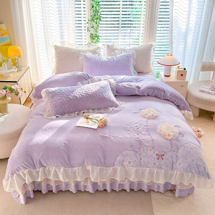 91家纺网 家纺一手货源 找家纺 （总）苏米娜2025秋冬新款230g11斤重立体花朵全消光牛奶绒床盖四件套加厚婴儿绒法莱绒床裙款床盖款四件套