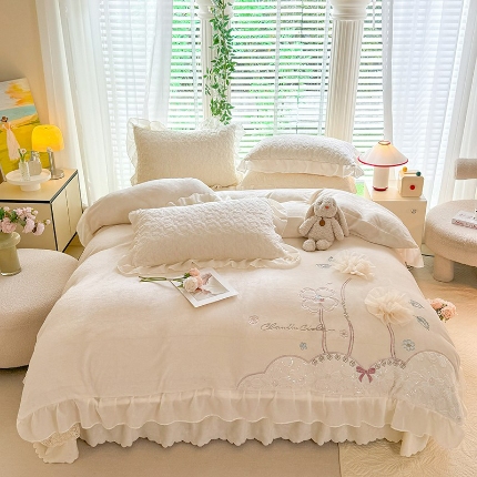 91家纺网 家纺一手货源 找家纺 （总）苏米娜2025秋冬新款230g11斤重立体花朵全消光牛奶绒床盖四件套加厚婴儿绒法莱绒床裙款床盖款四件套