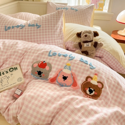 91家纺网 家纺一手货源 找家纺 （总）葡萄家 2025专版高克重超萌卡通格子双拼毛巾绣软糯糯水洗棉四件套