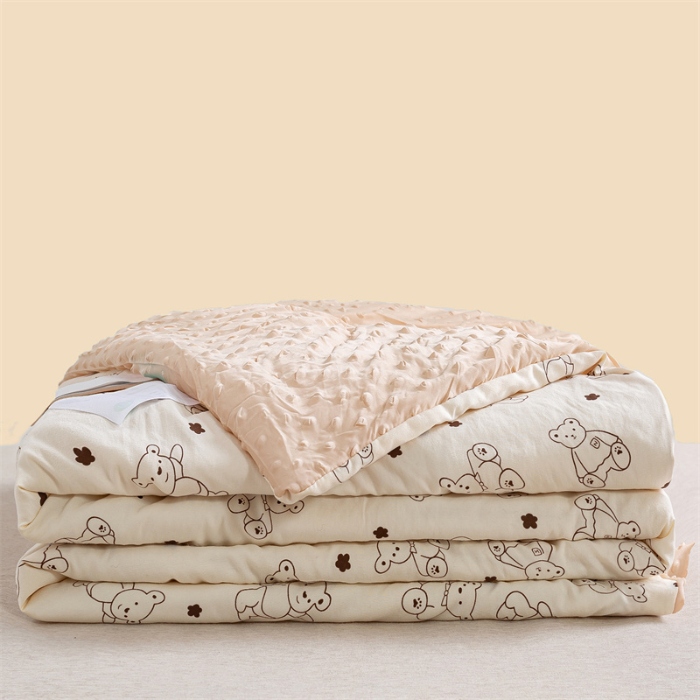 91家纺网 家纺一手货源 找家纺 米乐被业 2025新款水洗棉凉豆豆夏被 小熊院长