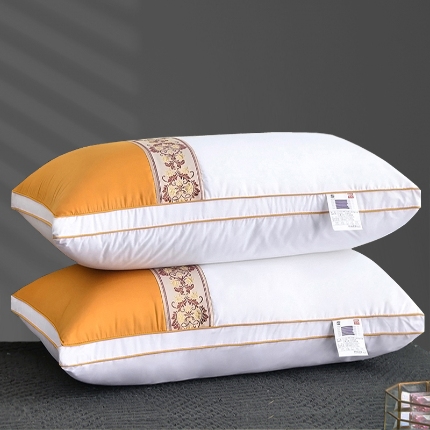 91家纺网 家纺一手货源 找家纺 兴丝露枕芯 拼色立体羽丝绒枕 拼色刺绣羽丝绒枕芯 双边立体枕