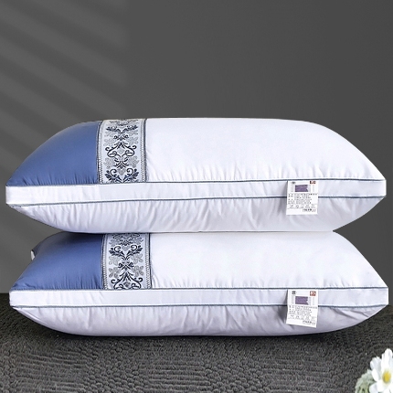 91家纺网 家纺一手货源 找家纺 兴丝露枕芯 拼色立体羽丝绒枕 拼色刺绣羽丝绒枕芯 双边立体枕