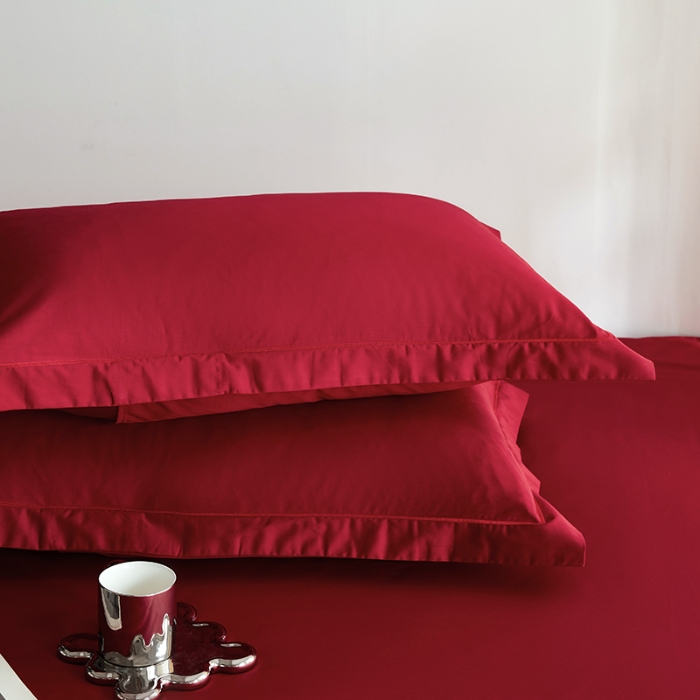 91家纺网 家纺一手货源 找家纺 2025年新款100支纯棉长绒棉全棉贡缎纯色枕套 贵族红