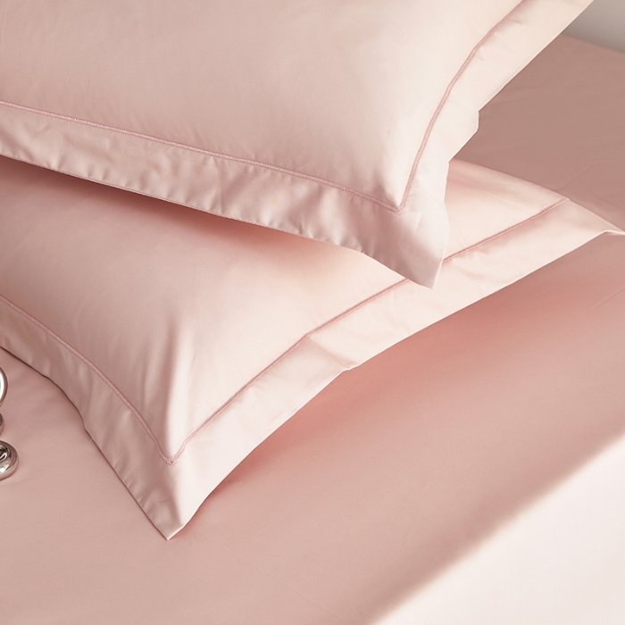 91家纺网 家纺一手货源 找家纺 2025年新款100支纯棉长绒棉全棉贡缎纯色枕套 蜜汁粉