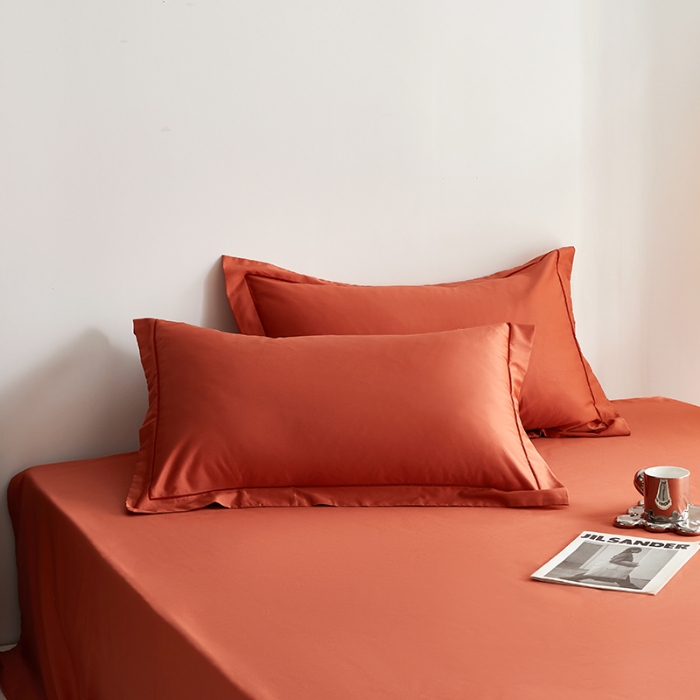 91家纺网 家纺一手货源 找家纺 2025年新款100支纯棉长绒棉全棉贡缎纯色枕套 南瓜红