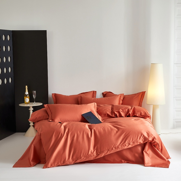 91家纺网 家纺一手货源 找家纺 2025年新款100S全棉贡缎纯色纯棉长绒棉被套单双人床 南瓜红