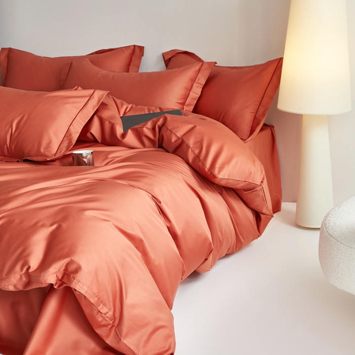 91家纺网 家纺一手货源 找家纺 2025年新款100S全棉贡缎纯色纯棉长绒棉被套单双人床 南瓜红