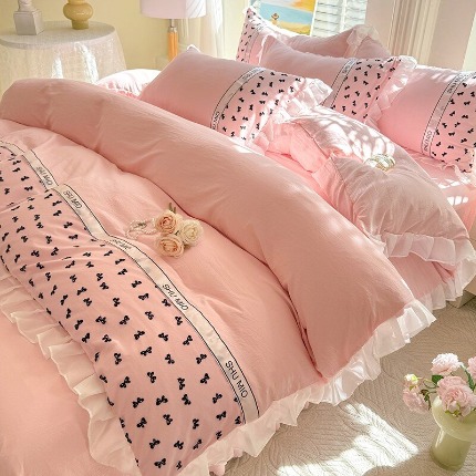 91家纺网 家纺一手货源 找家纺 （总）舒咪欧2025小清新公主风水洗棉四件套床裙款印花蕾丝花边小蝴蝶四件套