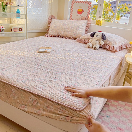 91家纺网 家纺一手货源 找家纺 纽缦家纺 2025新款云朵提花双层纱夹棉绗缝床笠 爱如星辰