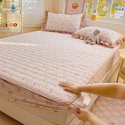 91家纺网 家纺一手货源 找家纺 纽缦家纺 2025新款云朵提花双层纱夹棉绗缝床笠 暗恋