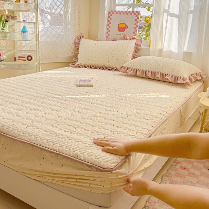 91家纺网 家纺一手货源 找家纺 纽缦家纺 2025新款云朵提花双层纱夹棉绗缝床笠 波点世界