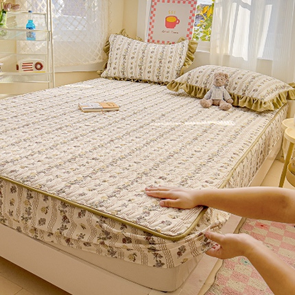 91家纺网 家纺一手货源 找家纺 纽缦家纺 2025新款云朵提花双层纱夹棉绗缝床笠 玫瑰哒