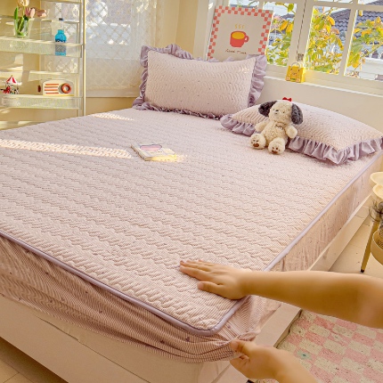 91家纺网 家纺一手货源 找家纺 纽缦家纺 2025新款云朵提花双层纱夹棉绗缝床笠 倾心紫