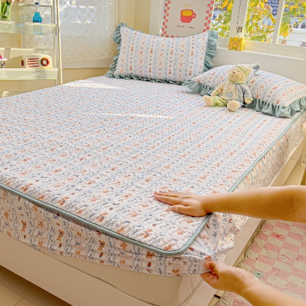 91家纺网 家纺一手货源 找家纺 纽缦家纺 2025新款云朵提花双层纱夹棉绗缝床笠 他和她的兔