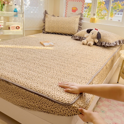 91家纺网 家纺一手货源 找家纺 纽缦家纺 2025新款云朵提花双层纱夹棉绗缝床笠 小豹纹