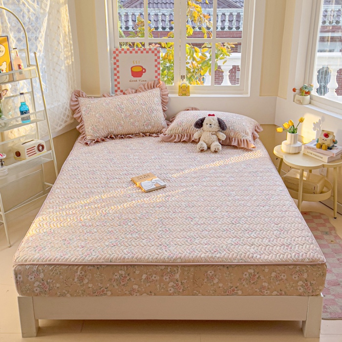 91家纺网 家纺一手货源 找家纺 纽缦家纺 2025新款云朵提花双层纱夹棉绗缝床笠 爱如星辰