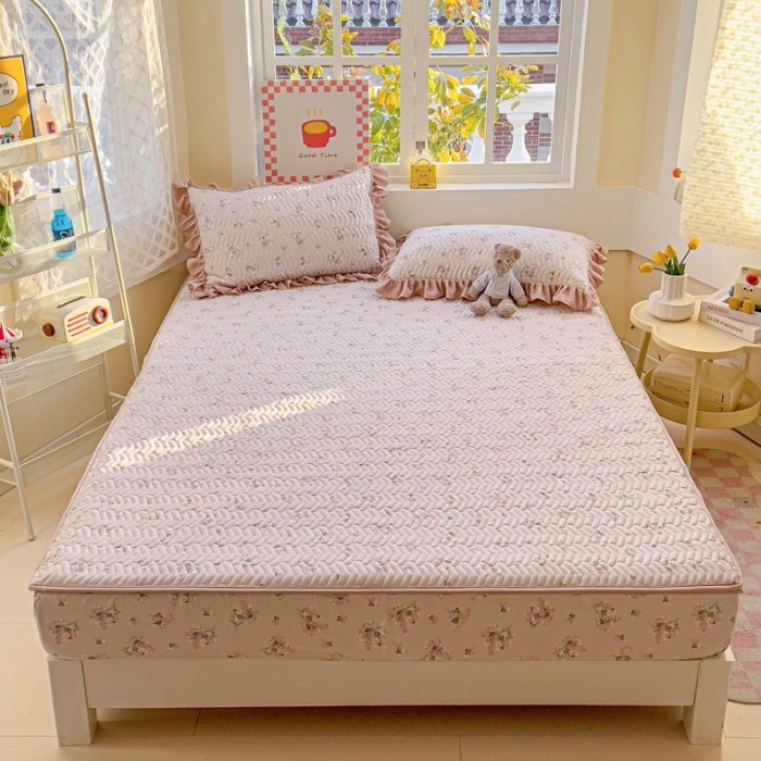 91家纺网 家纺一手货源 找家纺 纽缦家纺 2025新款云朵提花双层纱夹棉绗缝床笠 暗恋