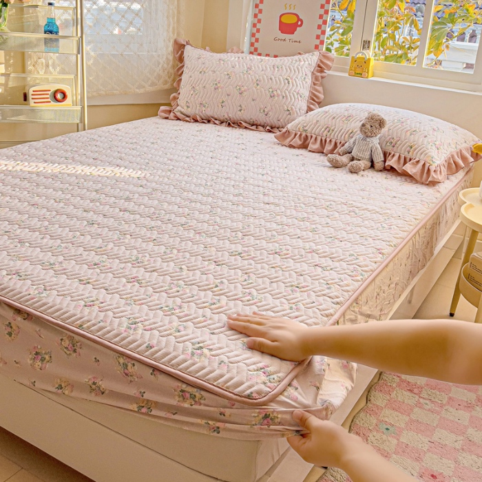 91家纺网 家纺一手货源 找家纺 纽缦家纺 2025新款云朵提花双层纱夹棉绗缝床笠 暗恋