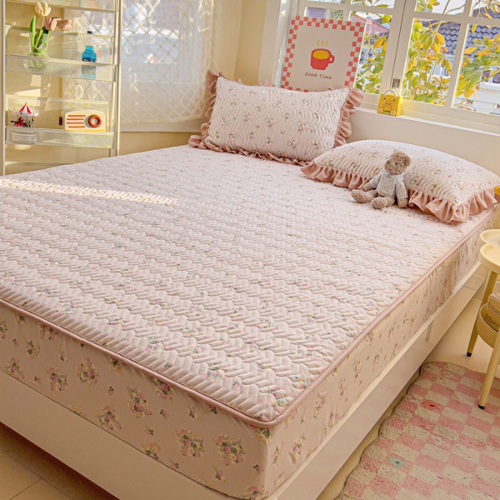 91家纺网 家纺一手货源 找家纺 纽缦家纺 2025新款云朵提花双层纱夹棉绗缝床笠 暗恋