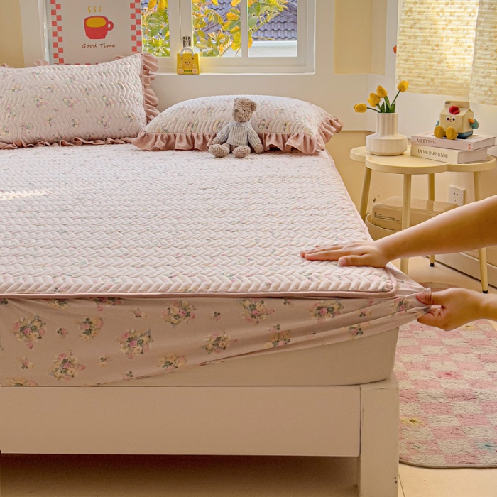 91家纺网 家纺一手货源 找家纺 纽缦家纺 2025新款云朵提花双层纱夹棉绗缝床笠 暗恋