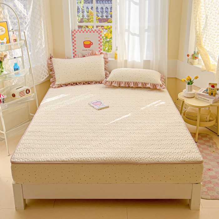 91家纺网 家纺一手货源 找家纺 纽缦家纺 2025新款云朵提花双层纱夹棉绗缝床笠 波点世界