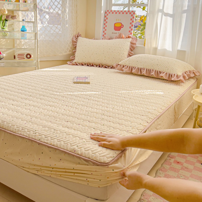 91家纺网 家纺一手货源 找家纺 纽缦家纺 2025新款云朵提花双层纱夹棉绗缝床笠 波点世界