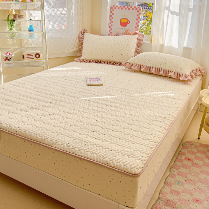 91家纺网 家纺一手货源 找家纺 纽缦家纺 2025新款云朵提花双层纱夹棉绗缝床笠 波点世界