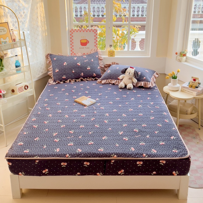 91家纺网 家纺一手货源 找家纺 纽缦家纺 2025新款云朵提花双层纱夹棉绗缝床笠 大吉大厘