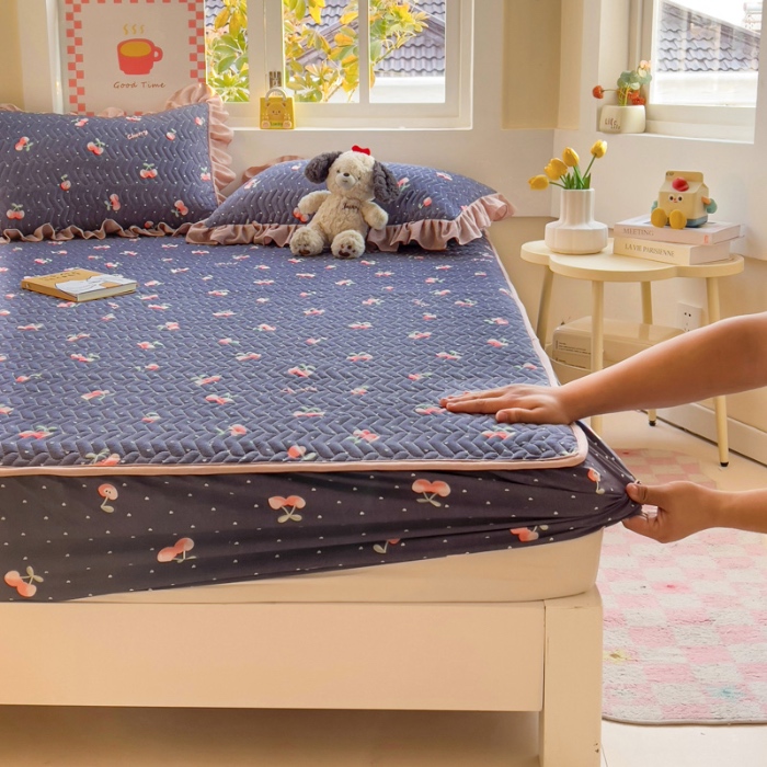 91家纺网 家纺一手货源 找家纺 纽缦家纺 2025新款云朵提花双层纱夹棉绗缝床笠 大吉大厘