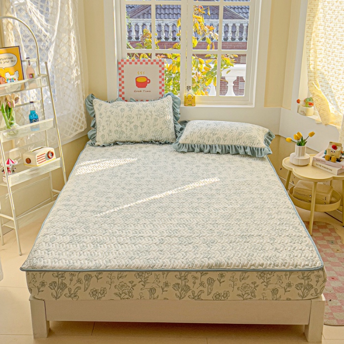 91家纺网 家纺一手货源 找家纺 纽缦家纺 2025新款云朵提花双层纱夹棉绗缝床笠 海像森林