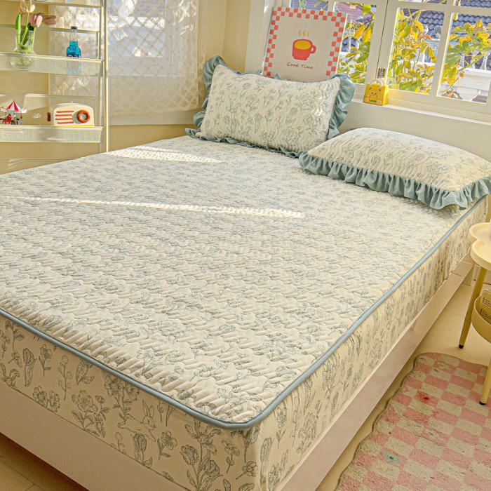 91家纺网 家纺一手货源 找家纺 纽缦家纺 2025新款云朵提花双层纱夹棉绗缝床笠 海像森林