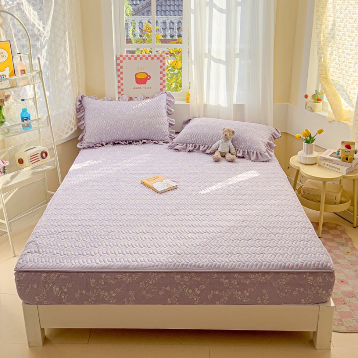 91家纺网 家纺一手货源 找家纺 纽缦家纺 2025新款云朵提花双层纱夹棉绗缝床笠 恋如青柠香