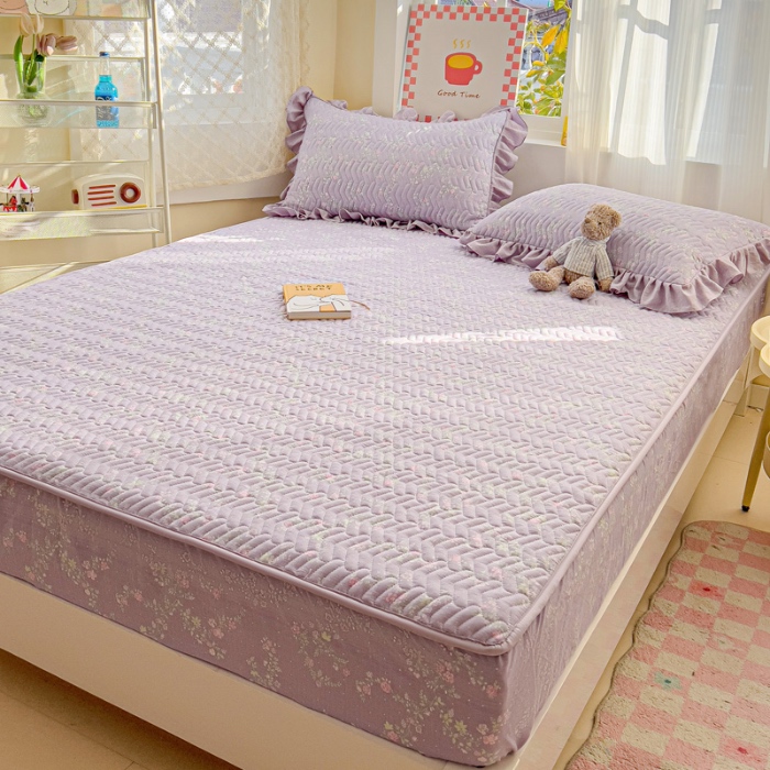 91家纺网 家纺一手货源 找家纺 纽缦家纺 2025新款云朵提花双层纱夹棉绗缝床笠 恋如青柠香