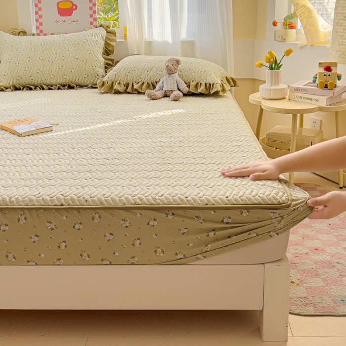 91家纺网 家纺一手货源 找家纺 纽缦家纺 2025新款云朵提花双层纱夹棉绗缝床笠 落日暮年绿