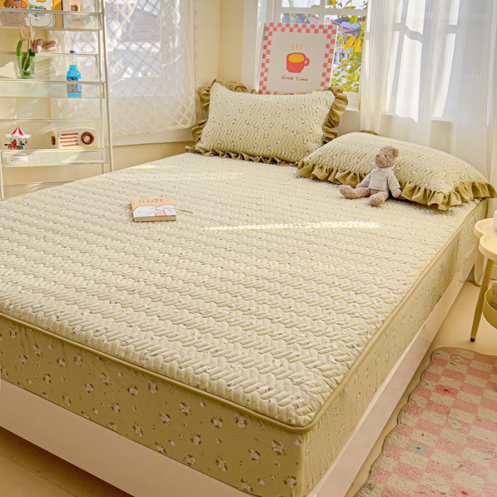 91家纺网 家纺一手货源 找家纺 纽缦家纺 2025新款云朵提花双层纱夹棉绗缝床笠 落日暮年绿